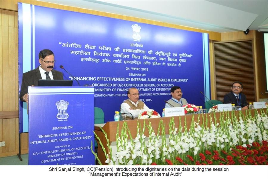 Shri Sanjai Singh, CC, Pension introducing the dignitaries on the dais during the session “Management’s Expectations of Internal Audit”