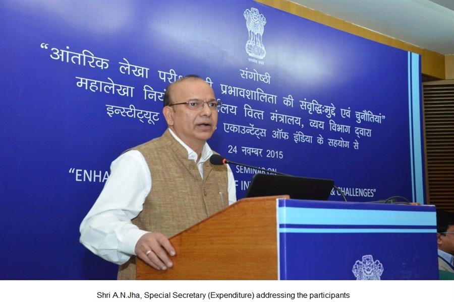 Shri A.N.Jha, Special Secretary (Expenditure) addressing the participants