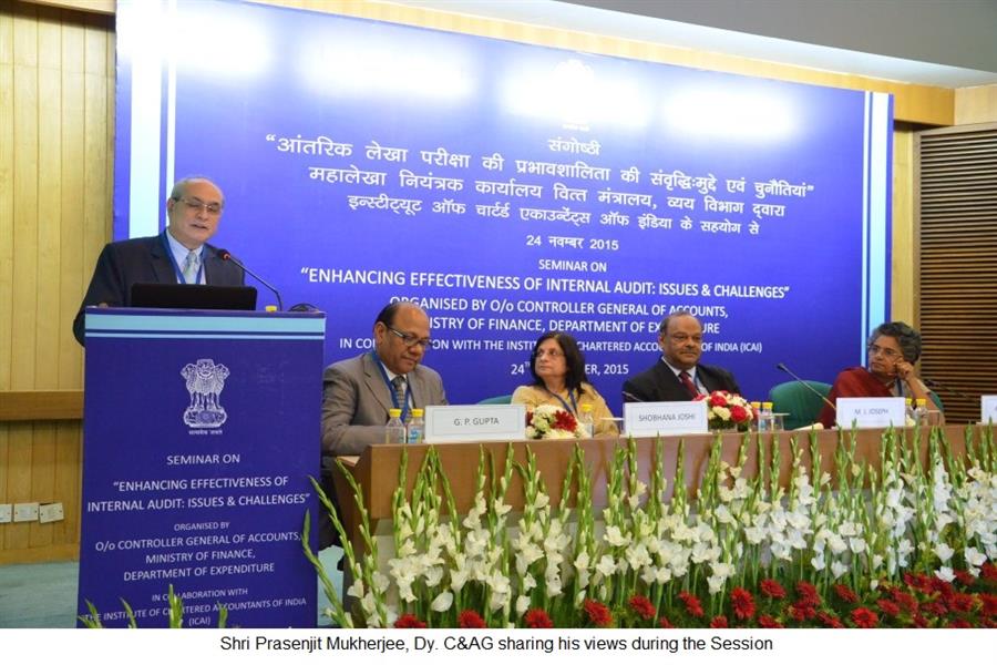 Shri Prasenjit Mukherjee, Dy. C&AG sharing his views during the Session